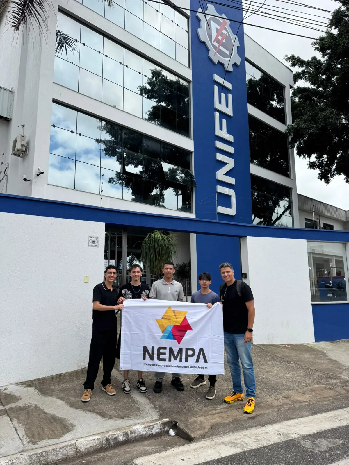 Equipe da Valtexa com o NEMPA em frente à UNIFEI – Campus Pouso Alegre